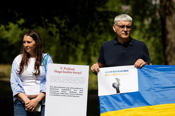 Protestas prie Rusijos ambasados dėl Ukrainoje grobiamų vaikų