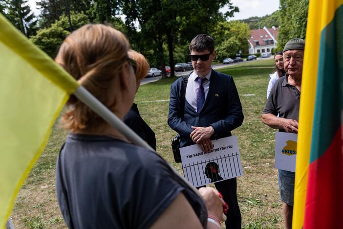 Protestas prie Rusijos ambasados dėl Ukrainoje grobiamų vaikų