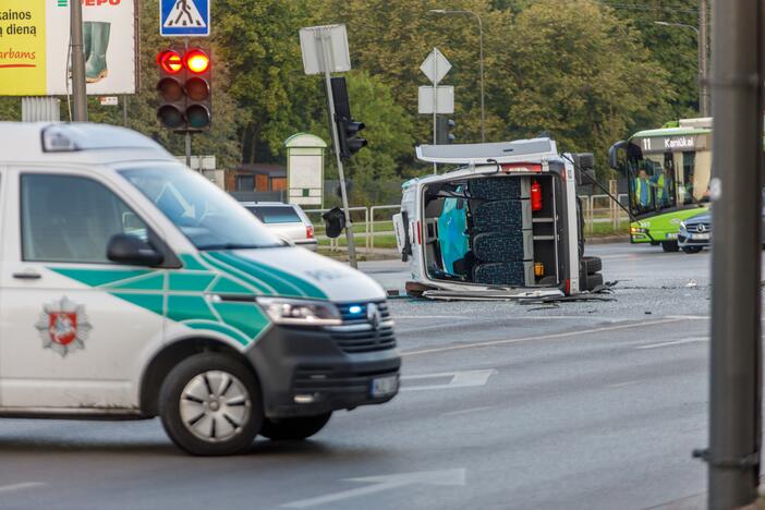 Mikroautobuso ir krovininio automobilio avarija Kaune