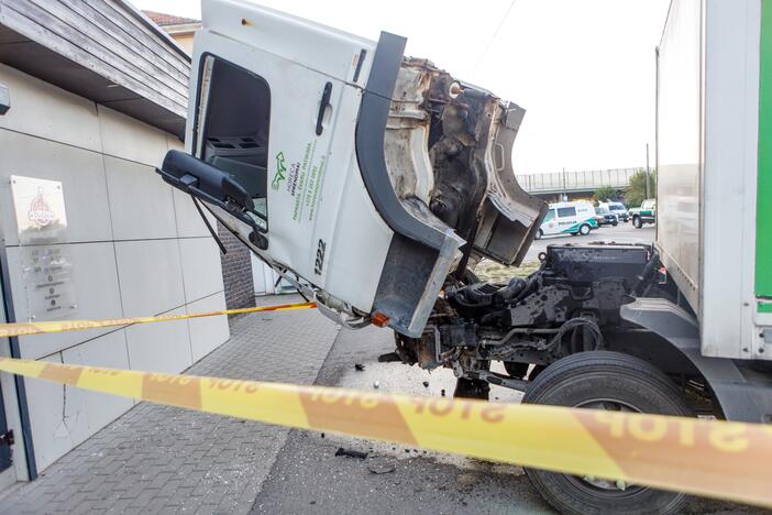 Mikroautobuso ir krovininio automobilio avarija Kaune