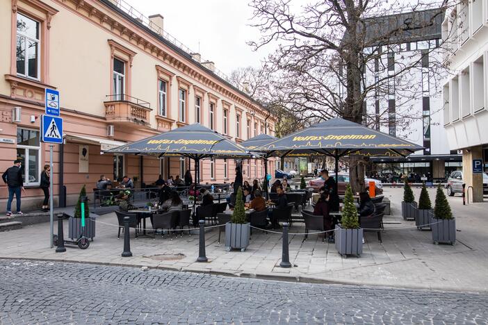 Karantinas laisvėja: atsidarė barai, kavinės, restoranai