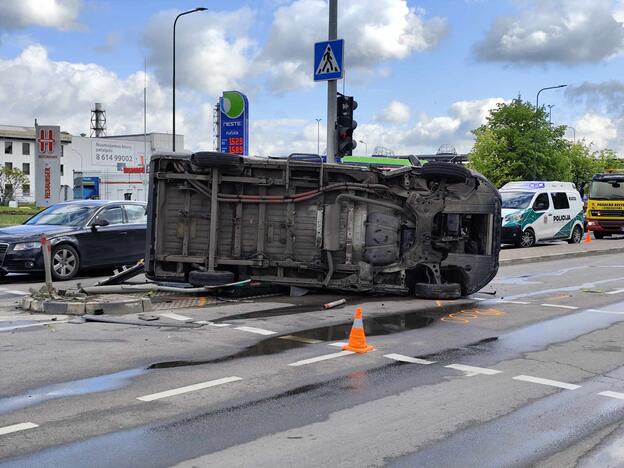 Kaune – stipri medikų automobilio ir „Volvo“ avarija