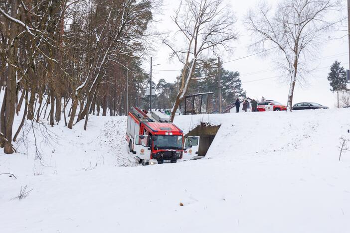 Į gaisrą skubėję ugniagesiai Panemunėje rėžėsi į stotelę