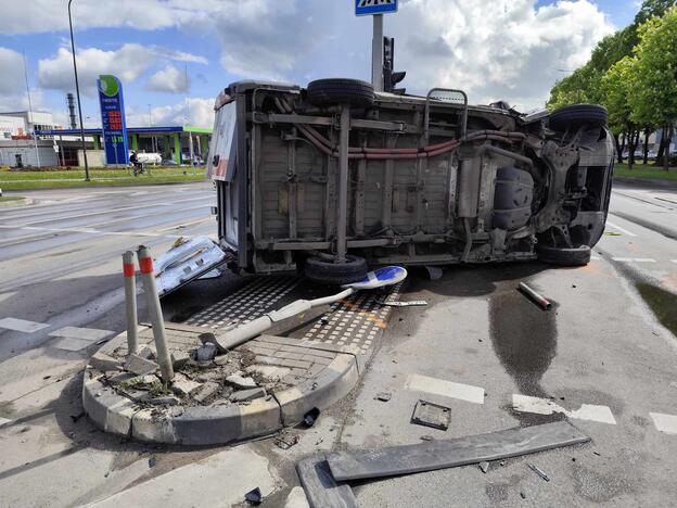 Kaune – stipri medikų automobilio ir „Volvo“ avarija