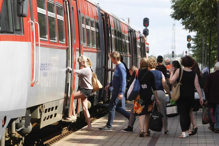 Studentų laukia sausakimši vagonai