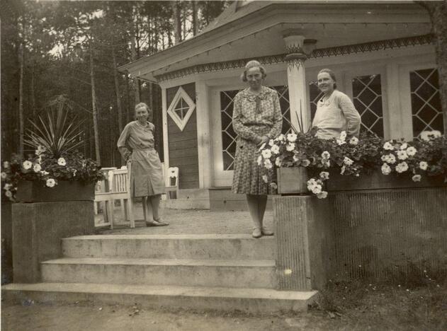 Kurortas: šioje 1930 m. fotografijoje Smiltynėje užfiksuotos poilsiautojos, vietos gyventojų tada čia buvo labai mažai.