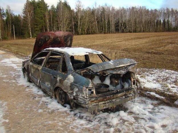 Varėnos rajone sudegusiame automobilyje rasti moters palaikai