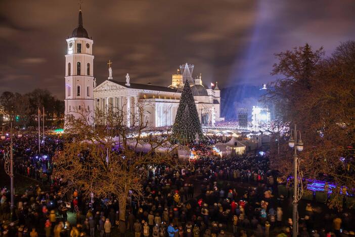 Katedros aikštėje įžiebta Kalėdų eglė