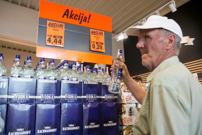 Siūloma uždrausti alkoholį mažose vienkartinėse pakuotėse