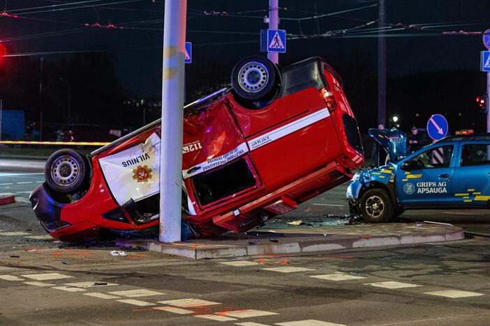 Vilniuje į apsaugininkus rėžėsi ugniagesių autobusiukas