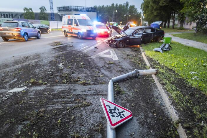 Olandų gatvėje BMW rėžėsi į du stulpus