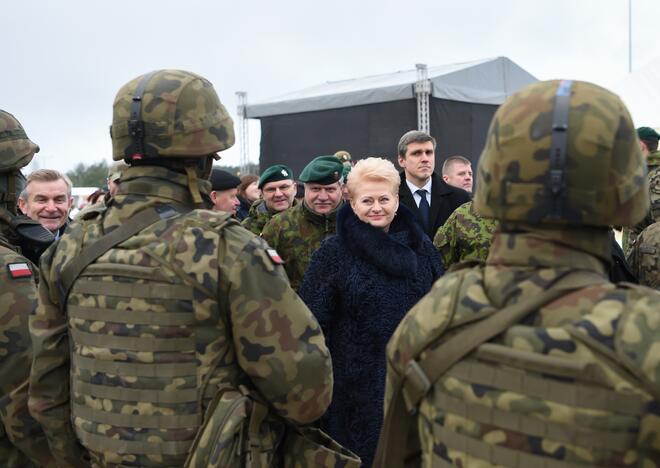 Prezidentė stebėjo pratybas „Geležinis kardas“