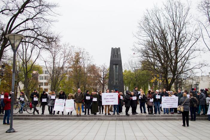 Mokslininkai surengė piketą dėl mažų atlyginimų