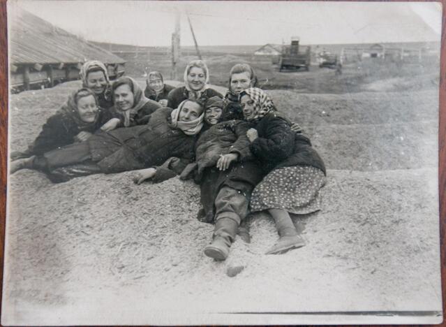 Nubaudė: B.Ramanauskienė (centre) nufotografuota 1959 m. Kemerovo srities Marininsko rajone, Suslove veikusiame lageryje, kur atliko sovietų jai paskirtą bausmę.