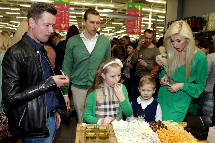 Būrys garsenybių mėgavosi delikatesais