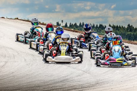 Lietuvos kartingo varžybų dalyviai lenktyniaus pavasarį, vasarą ir rudenį