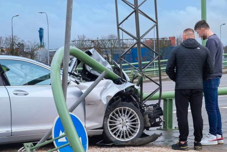 „Mercedes-Benz“ rėžėsi į M. K. Čiurlionio tilto konstrukciją
