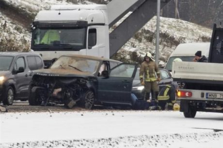 Avarija remontuojamoje A1 kelio dalyje: „Range Rover“ prisiskraidė