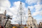 Rotušės aikštėje ryškėja kalėdinės Kauno eglės kontūrai Rotušės aikštėje ryškėja kalėdinės Kauno eglės kontūrai
