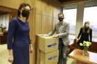 A. Tapinas įteikė parašus dėl T. V. Raskevičiaus A. Tapinas įteikė parašus dėl T. V. Raskevičiaus