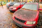 Apleisti automobiliai stovėjimo aikštelėje Žaliakalnyje Apleisti automobiliai stovėjimo aikštelėje Žaliakalnyje