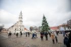 Sekmadienio dieną kauniečiai apžiūrinėja Kalėdų eglę Sekmadienio dieną kauniečiai apžiūrinėja Kalėdų eglę