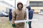 Prieš pieno supirkimo kainas sukilę ūkininkai prie didžiųjų prekybos centrų stato kryžius Prieš pieno supirkimo kainas sukilę ūkininkai prie didžiųjų prekybos centrų stato kryžius
