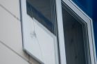 Apšaudytas Raudondvario daugiabutis, kuriame įsikūręs grožio salonas Apšaudytas Raudondvario daugiabutis, kuriame įsikūręs grožio salonas