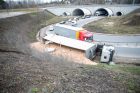 Ties Amalių pervaža apvirto vilkikas Ties Amalių pervaža apvirto vilkikas
