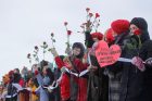 Rusijoje protestuodamos moterys Valentino dienos proga formavo žmonių grandines Rusijoje protestuodamos moterys Valentino dienos proga formavo žmonių grandines