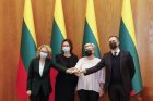 Trijų partijų lyderiai pasirašė koalicinę sutartį Trijų partijų lyderiai pasirašė koalicinę sutartį
