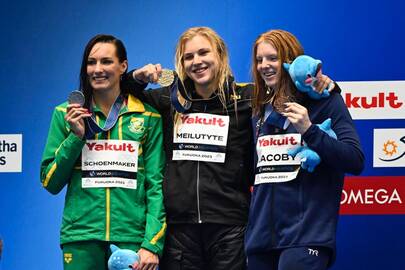 Finalininkės: pasaulio čempionato 100 m plaukimo krūtine varžybų medalius išsidalijo (iš kairės) T. Schoenmaker, R. Meilutytė ir L. Jacoby.