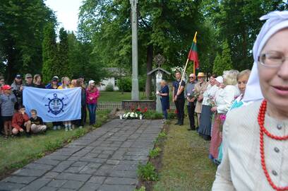 Tradicija: prie memorialo Pravieniškių žudynių aukoms atminti kasmet susirenka patriotiškai nusiteikę vietos ir aplinkinių vietovių įvairaus amžiaus žmonės.