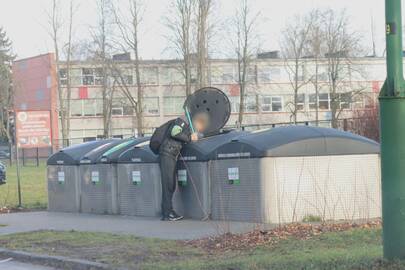 Veikla: benamis šiukšlių konteineryje veikiausiai ieškojo vertingų daiktų.