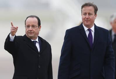 Francois Hollande'as (dešinėje) ir Davidas Cameronas.