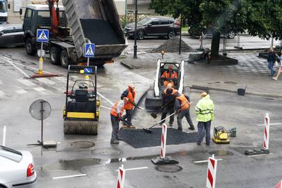 Permainos: kurį laiką akmens skalda užberta duobė vakar skubiai buvo išasfaltuota.