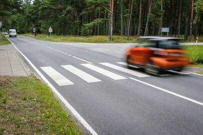 Tragedija: lygiai prieš metus Pervalkoje ties pėsčiųjų perėja automobiliu buvo partrenkta mergina, kurią jos bendraamžis suluošino visam gyvenimui.