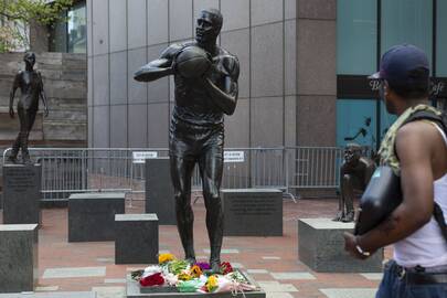 Legenda: vienuolika kartų NBA čempionas įamžintas Bostone, „City Hall“ aikštėje.