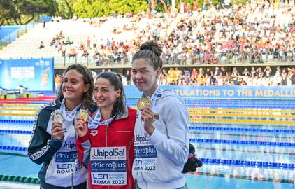 Sėkmė: 20-metė K.Teterevkova (dešinėje) finale pralaimėjo labiau patyrusioms varžovėms.