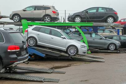 Sujudimas: Ukrainoje pristabdžius muito mokesčius Kaune pardavėjai vos spėdavo gabenti automobilius iš Vakarų Europos jų laukiantiems ukrainiečiams.