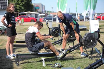 Konsultacija: prie irklavimo treniruoklių patarimus dalijo olimpietis R.Maščinskas (dešinėje).