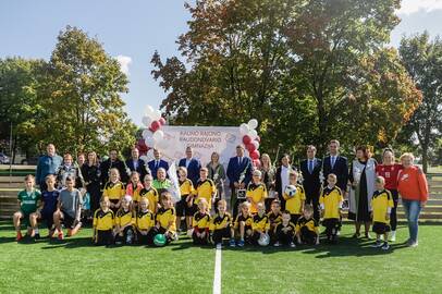 Nuotaika: atnaujinto Raudondvario gimnazijos sporto aikštyno atidarymas – šventė gimnazijos ir vietos bendruomenėms bei Kauno rajono savivaldybei.