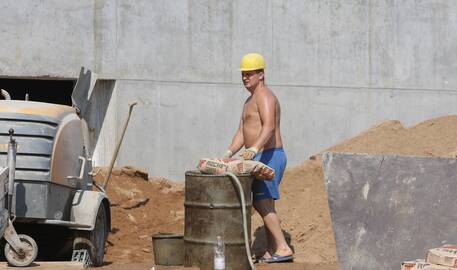 Tvarka: visų profesijų darbuotojai, kurie šią vasarą dirbo lauke per karščius (esant didesnei nei +28 °C temperatūrai), galėtų gauti minimas kompensacijas.