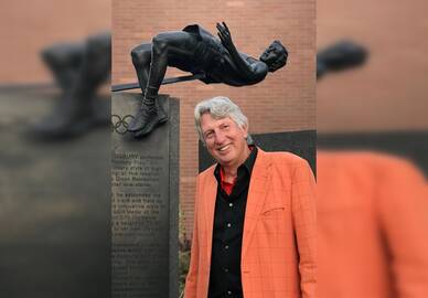 Atmintis: R. D. Fosbury prie jį įamžinusios skulptūros. 