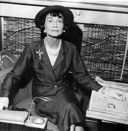 1971 m. mirė madų dizainerė prancūzė Coco Chanel (Koko Šanel). Gimė 1883 m.