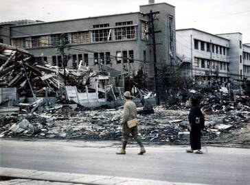 1945 m. JAV karo lėktuvai numetė pirmąją atominę bombą ant Hirošimos Japonijoje. Žuvo mažiausiai 117 000 žmonių.