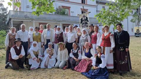 Efektas: šventei papildomo žavesio suteikė Neveronių laisvalaikio salės folkloro ansamblis „Viešia“.