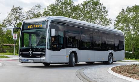 Sėkmė: didysis prizas įteiktas „Mercedes-Benz“ atstovams už „eCitaro“ modelį.