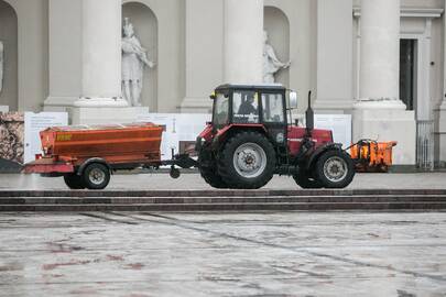 Mastelis: sunkiasvorė technika ant slidaus kelio laikosi stabiliau, bet jei ji prarastų kontrolę, padariniai būtų liūdni.