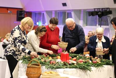 Bendrystė: renginio dalyviai drauge pynė advento vainiką.